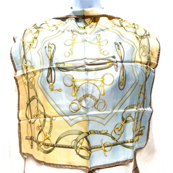 Vintage TRUSSARDI  100% Scarf Silk Square 23” gray brown gold  yellow chain(65) - Picture 2 of 9